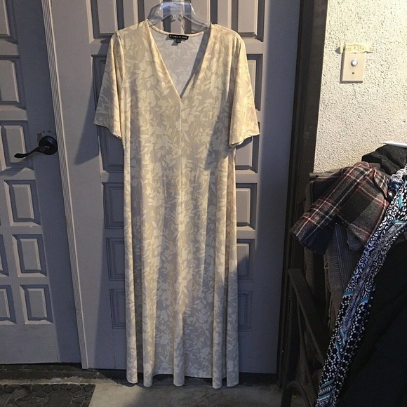 Preston & York Maxi Dress SzL Silky Lt Yellow Short Sleeves Flare Skirt V Neck - Picture 1 of 8